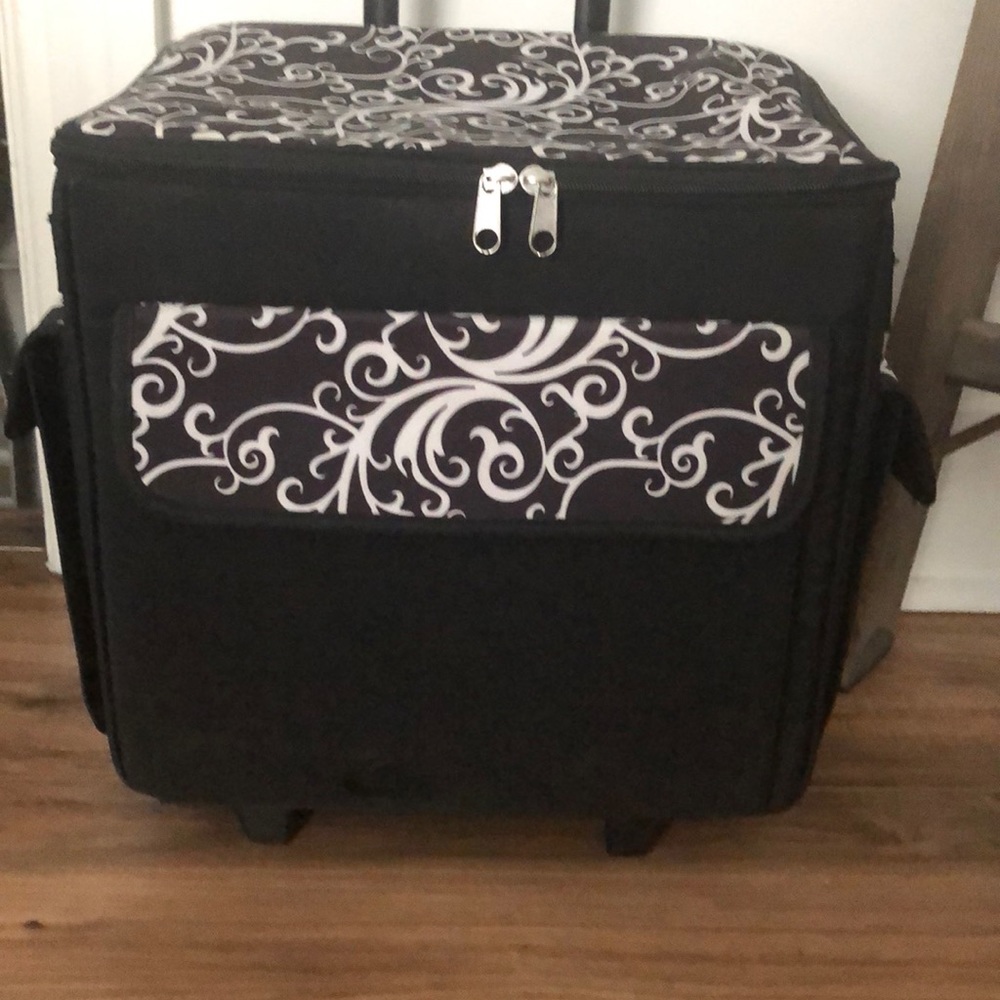 Black/White Design Travel Roller